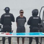 Detienen a hombre con tarjetas bancarias