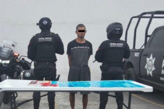 Detienen a hombre con tarjetas bancarias