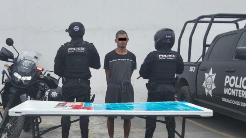 Detienen a hombre con tarjetas bancarias