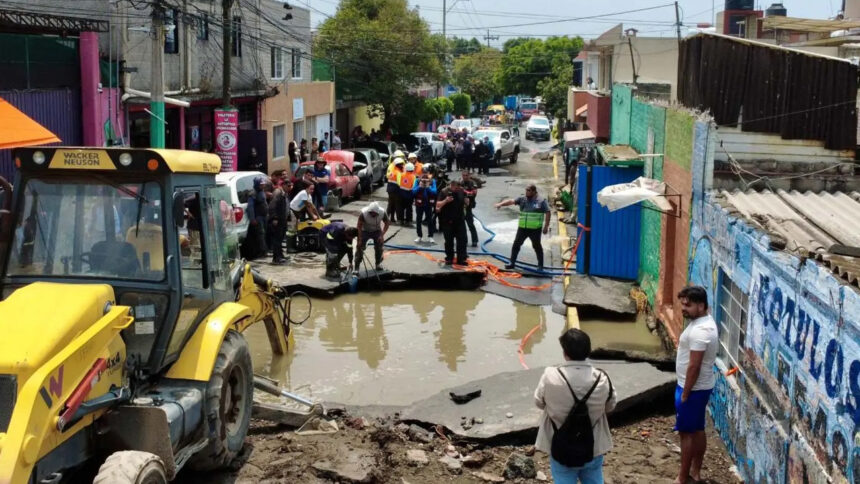 Fuga de agua en Xochimilco provoca inundaciones y daños en viviendas