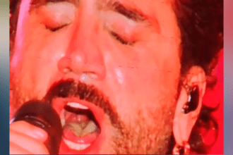 Alejandro Fernández con la legua verde