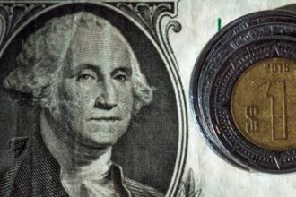 Analistas prevén dólar por debajo de los 18 pesos al cierre de 2026, según Encuesta Citi