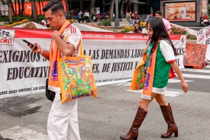 CNTE vuelve a paralizar Reforma y advierte con trasladar su plantón al corazón financiero de la capital
