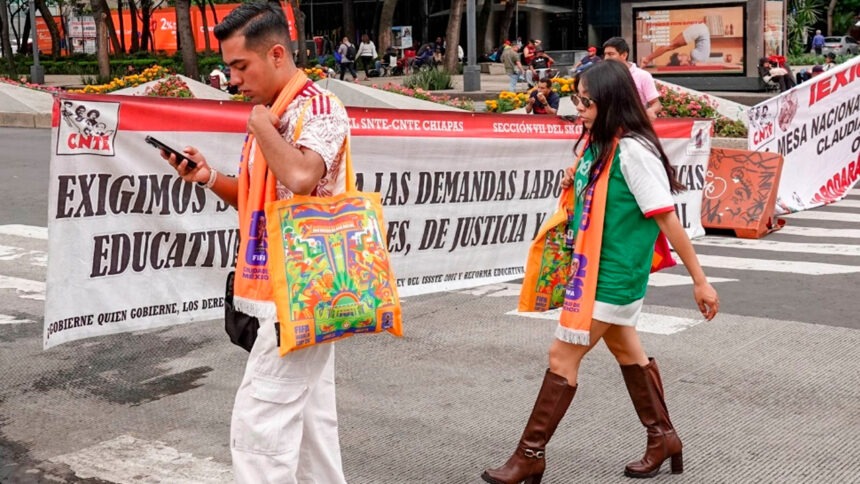 CNTE vuelve a paralizar Reforma y advierte con trasladar su plantón al corazón financiero de la capital