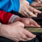 Francia endurece el control digital: aprueban ley para impedir que menores de 15 años usen redes sociales