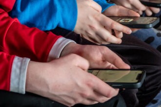 Francia endurece el control digital: aprueban ley para impedir que menores de 15 años usen redes sociales