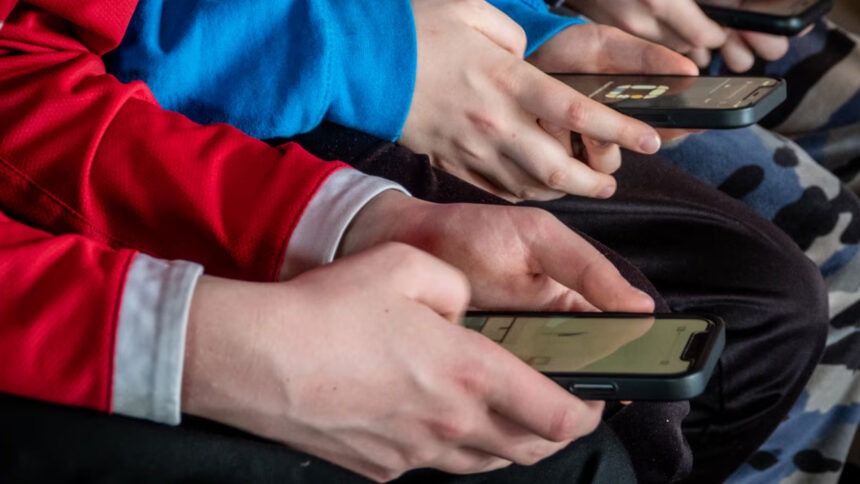 Francia endurece el control digital: aprueban ley para impedir que menores de 15 años usen redes sociales