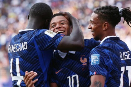 Francia supera a Suecia