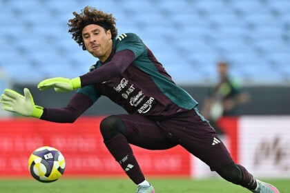 Guillermo Ochoa regresa al once titular