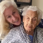 Laura Zapata y abuela