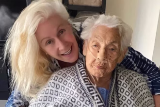 Laura Zapata y abuela