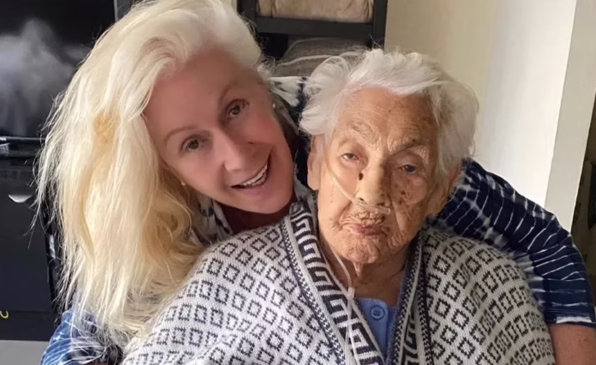 Laura Zapata y abuela
