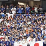 Limpian estadios en el Mundial, pero surge debate sobre la participación de los hombres japoneses en el hogar