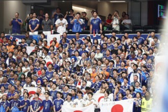 Limpian estadios en el Mundial, pero surge debate sobre la participación de los hombres japoneses en el hogar