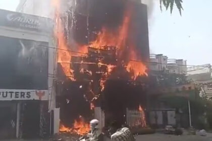 Tragedia : incendio en escuela deja 14 muertos; alumnos saltan desde ventanas para sobrevivir