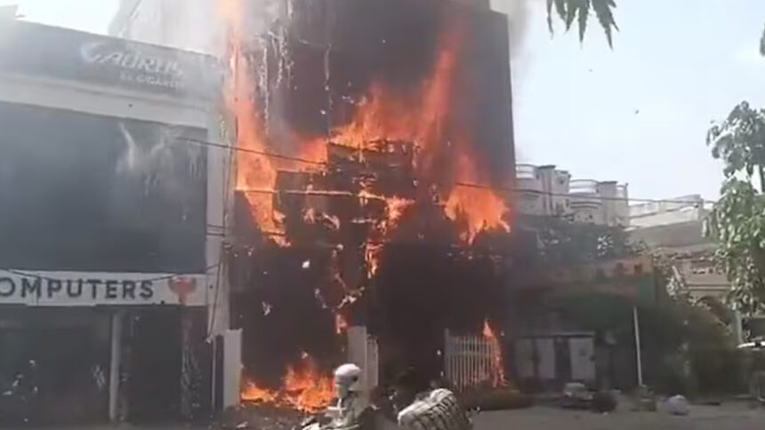 Tragedia : incendio en escuela deja 14 muertos; alumnos saltan desde ventanas para sobrevivir