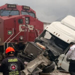 Tren impacta unidad de carga en Santa Catarina