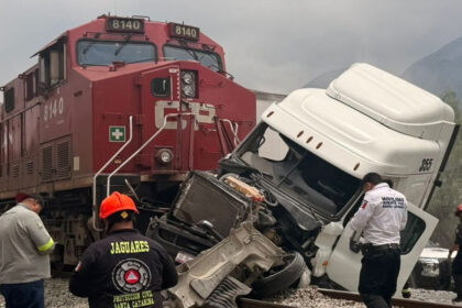 Tren impacta unidad de carga en Santa Catarina