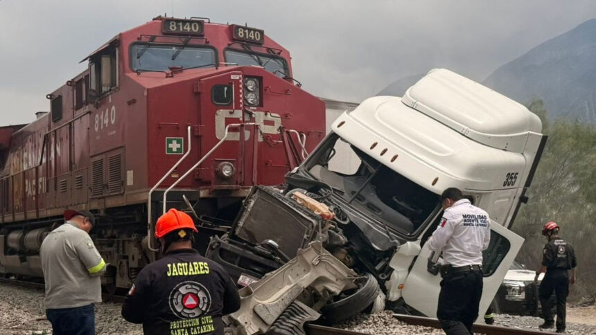 Tren impacta unidad de carga en Santa Catarina