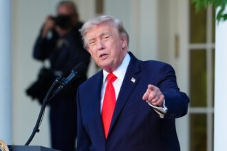 Trump lanza ultimátum comercial impondrá aranceles del 100% por impuestos digitales a empresas de EU