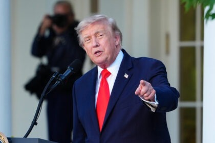 Trump lanza ultimátum comercial impondrá aranceles del 100% por impuestos digitales a empresas de EU