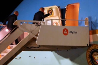Trump presenta el nuevo Air Force One con diseño dorado: avión fue un regalo de Qatar