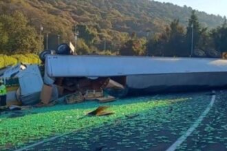 Cierran la autopista México-Cuernavaca por volcadura de tráiler con ácido