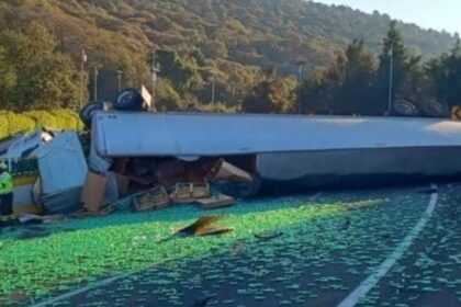 Cierran la autopista México-Cuernavaca por volcadura de tráiler con ácido
