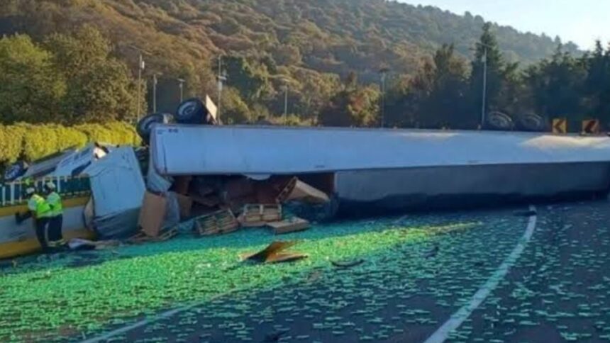 Cierran la autopista México-Cuernavaca por volcadura de tráiler con ácido