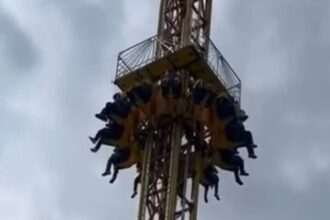 Falla juego mecánico en la Feria de Chalco 2026: Usuarios quedan suspendidos en el aire