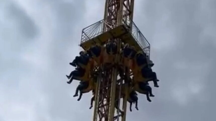 Falla juego mecánico en la Feria de Chalco 2026: Usuarios quedan suspendidos en el aire