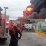 Fuerte incendio consume fábrica de aceites; cuerpos de auxilio se movilizan