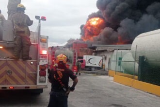 Fuerte incendio consume fábrica de aceites; cuerpos de auxilio se movilizan