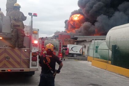 Fuerte incendio consume fábrica de aceites; cuerpos de auxilio se movilizan