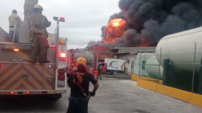 Fuerte incendio consume fábrica de aceites; cuerpos de auxilio se movilizan
