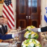 El primer ministro de Israel, Benjamín Netanyahu, inició este lunes una visita a Estados Unidos para reunirse con el presidente Donald Trump, en un encuentro donde la situación de Irán y la seguridad en Oriente Medio ocuparán un lugar central en la agenda bilateral. Además de sostener conversaciones con el mandatario estadounidense, Netanyahu participará en el funeral del senador republicano Lindsey Graham. El viaje se realizó a bordo del avión oficial Alas de Sión, que despegó desde la base aérea de Nevatim con un retraso de más de dos horas y siguió una ruta distinta a la habitual. El líder israelí adelantó que esta será la octava ocasión en que se reúne con Trump desde el regreso del republicano a la Casa Blanca. Entre los temas previstos destacan el programa nuclear iraní, la estabilidad regional y la posibilidad de ampliar los Acuerdos de Abraham, impulsados por Estados Unidos para fortalecer las relaciones entre Israel y diversos países árabes. La visita se produce mientras continúan las gestiones diplomáticas para alcanzar un entendimiento sobre el estrecho de Ormuz. Medios israelíes señalan que el gobierno de Netanyahu busca mantener una estrecha coordinación con Washington ante la posibilidad de que un eventual acuerdo con Teherán modifique el equilibrio estratégico en la región.