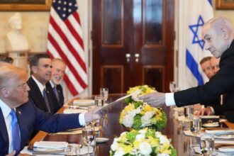 El primer ministro de Israel, Benjamín Netanyahu, inició este lunes una visita a Estados Unidos para reunirse con el presidente Donald Trump, en un encuentro donde la situación de Irán y la seguridad en Oriente Medio ocuparán un lugar central en la agenda bilateral. Además de sostener conversaciones con el mandatario estadounidense, Netanyahu participará en el funeral del senador republicano Lindsey Graham. El viaje se realizó a bordo del avión oficial Alas de Sión, que despegó desde la base aérea de Nevatim con un retraso de más de dos horas y siguió una ruta distinta a la habitual. El líder israelí adelantó que esta será la octava ocasión en que se reúne con Trump desde el regreso del republicano a la Casa Blanca. Entre los temas previstos destacan el programa nuclear iraní, la estabilidad regional y la posibilidad de ampliar los Acuerdos de Abraham, impulsados por Estados Unidos para fortalecer las relaciones entre Israel y diversos países árabes. La visita se produce mientras continúan las gestiones diplomáticas para alcanzar un entendimiento sobre el estrecho de Ormuz. Medios israelíes señalan que el gobierno de Netanyahu busca mantener una estrecha coordinación con Washington ante la posibilidad de que un eventual acuerdo con Teherán modifique el equilibrio estratégico en la región.