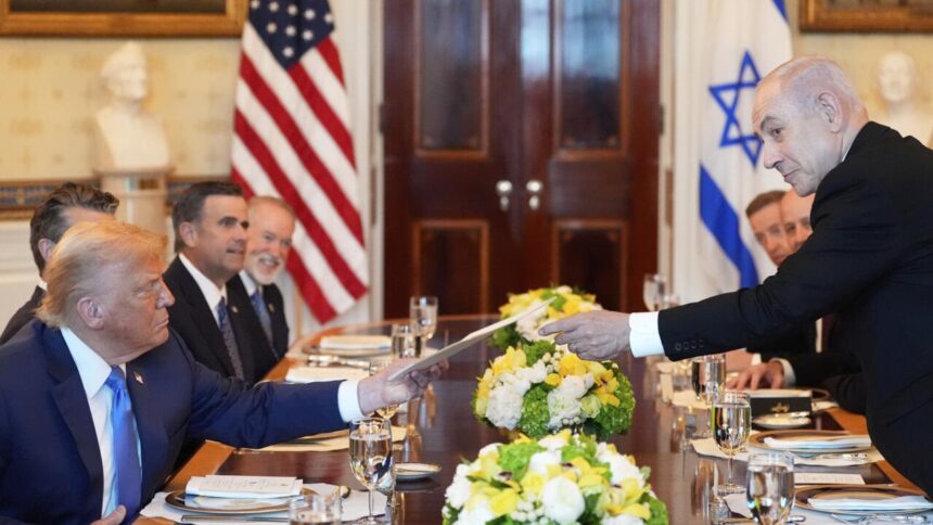 El primer ministro de Israel, Benjamín Netanyahu, inició este lunes una visita a Estados Unidos para reunirse con el presidente Donald Trump, en un encuentro donde la situación de Irán y la seguridad en Oriente Medio ocuparán un lugar central en la agenda bilateral. Además de sostener conversaciones con el mandatario estadounidense, Netanyahu participará en el funeral del senador republicano Lindsey Graham. El viaje se realizó a bordo del avión oficial Alas de Sión, que despegó desde la base aérea de Nevatim con un retraso de más de dos horas y siguió una ruta distinta a la habitual. El líder israelí adelantó que esta será la octava ocasión en que se reúne con Trump desde el regreso del republicano a la Casa Blanca. Entre los temas previstos destacan el programa nuclear iraní, la estabilidad regional y la posibilidad de ampliar los Acuerdos de Abraham, impulsados por Estados Unidos para fortalecer las relaciones entre Israel y diversos países árabes. La visita se produce mientras continúan las gestiones diplomáticas para alcanzar un entendimiento sobre el estrecho de Ormuz. Medios israelíes señalan que el gobierno de Netanyahu busca mantener una estrecha coordinación con Washington ante la posibilidad de que un eventual acuerdo con Teherán modifique el equilibrio estratégico en la región.