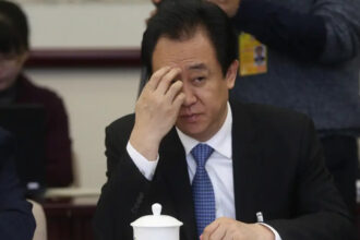 Condenan a cadena perpetua al fundador de Evergrande por fraude financiero