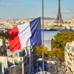 Francia da luz verde a la muerte asistida, pero tumba veto a redes sociales para menores
