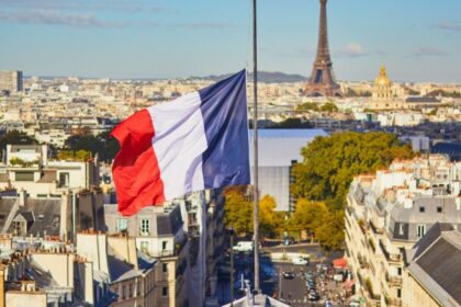 Francia da luz verde a la muerte asistida, pero tumba veto a redes sociales para menores