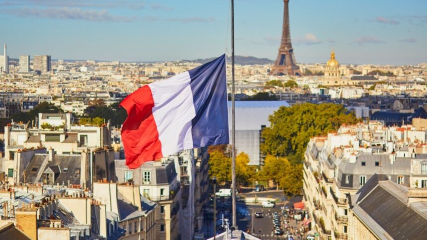 Francia da luz verde a la muerte asistida, pero tumba veto a redes sociales para menores