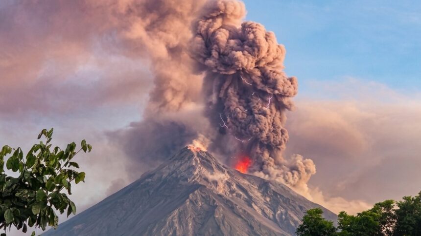 Guatemala declara alerta máxima por erupción del volcán de Fuego
