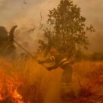 Incendios forestales mantienen en alerta a Atenas; Grecia refuerza operaciones para contener las llamas