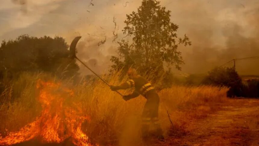 Incendios forestales mantienen en alerta a Atenas; Grecia refuerza operaciones para contener las llamas