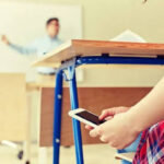 SEP prepara nuevas reglas para celulares en las aulas; maestros piden limitar su uso