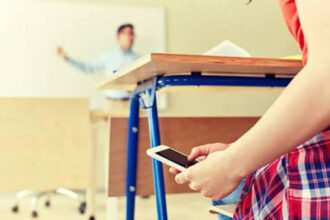 SEP prepara nuevas reglas para celulares en las aulas; maestros piden limitar su uso