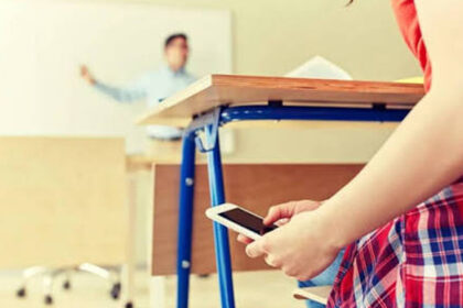 SEP prepara nuevas reglas para celulares en las aulas; maestros piden limitar su uso