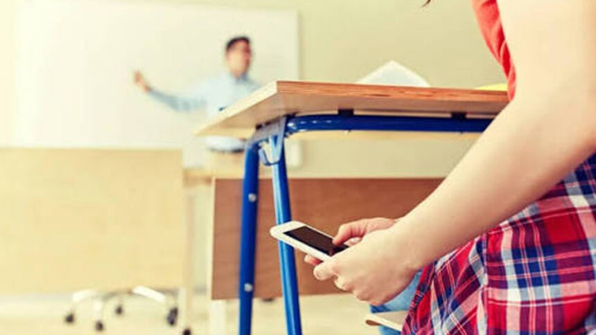 SEP prepara nuevas reglas para celulares en las aulas; maestros piden limitar su uso