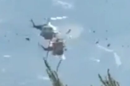 Tragedia en Grecia: helicópteros chocan mientras combatían un incendio y dejan dos muertos